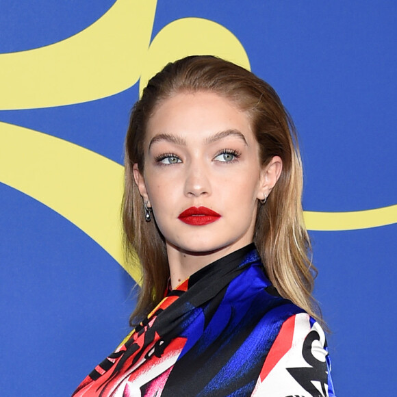 Gigi Hadid finalizou o look Versace com sapatos Stuart Weitzman vermelhos no CFDA Fashion Awards 2018, realizado no Brooklyn Museum, em Nova York, nesta segunda-feira, 4 de junho de 2018