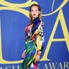 Gigi Hadid foi destaque ao surgir vestindo um macacão Versace com sapatos Stuart Weitzman no CFDA Fashion Awards 2018
