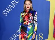 Colorida! Gigi Hadid se destaca com macacão Versace no CFDA Fashion Awards