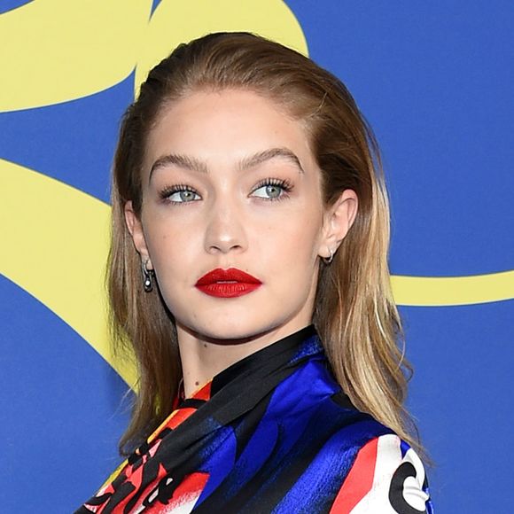 Com make de Erin Parsons, maquiadora da Maybelline, Gigi Hadid usou nos lábios o Super Stay Matte Ink, na cor Heroine, no CFDA Fashion Awards 2018