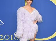 Plumas em lavanda e superfenda: veja o vestido usado por Kendall Jenner no CFDA