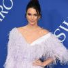 Elegância do look de Kendall Jenner no CFDA Fashion Awards 2018 foi garantido pelo acabamento em plumas e seda