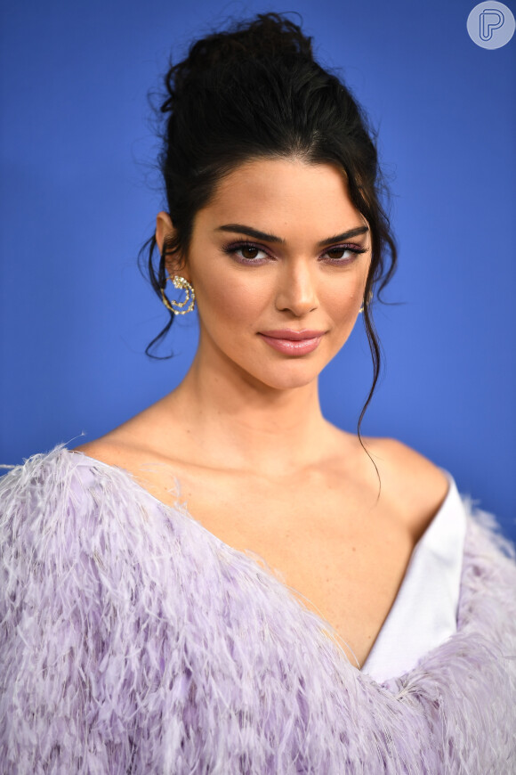 Kendall Jenner usou cabelo preso em coque messy hair para ir ao CFDA Fashion Awards nesta segunda-feira, dia 4 de junho de 2018