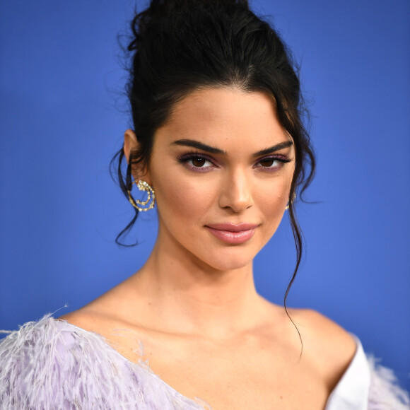 Kendall Jenner usou cabelo preso em coque messy hair para ir ao CFDA Fashion Awards nesta segunda-feira, dia 4 de junho de 2018