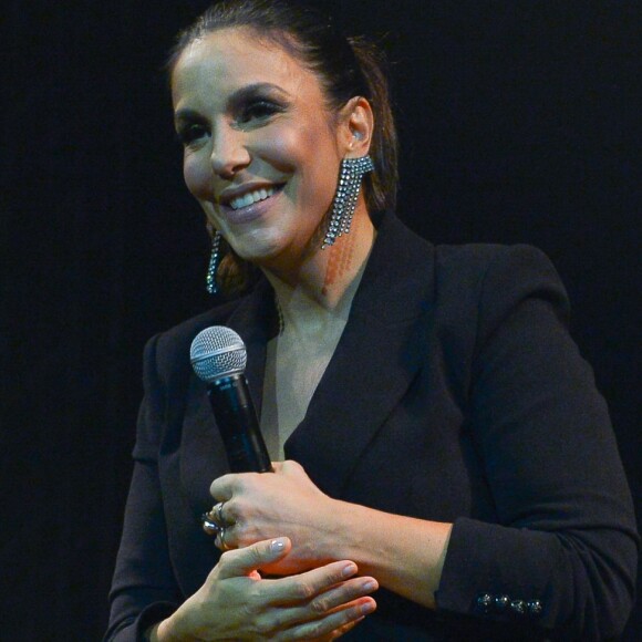 Ivete Sangalo afirmou que não se preocupa em perder peso após a gravidez de gêmeas