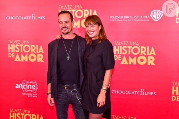 Paulo Vilhena foi acompanhado pela namorada, Amanda Beraldi, no lançamento do filme 'Talvez Uma História de Amor'