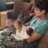 Mariana Bridi filmou o marido, Rafael Cardoso, tocando flauta para o filho recém-nascido, Valentim, nesta terça-feira, 5 de junho de 2018