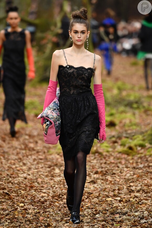 Kaia Gerber é estrela da Chanel e desfilou para coleção de outono/inverno da grife francesa durante a Semana de Moda de Paris em março