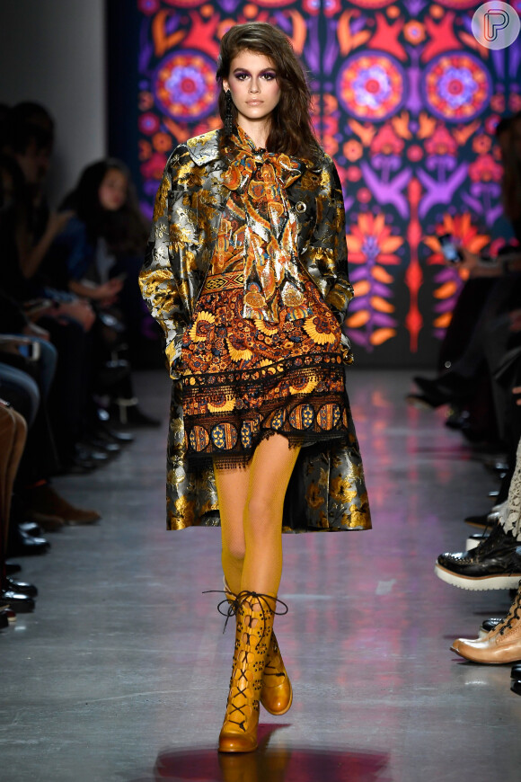A modelo Kaia Gerber também desfila pela grife norte-americana Anna Sui