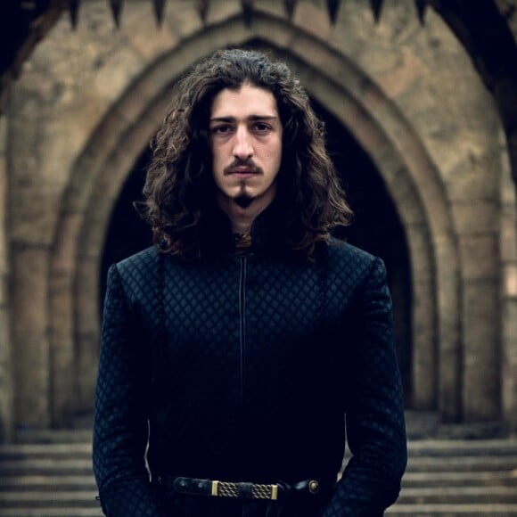 Rodolfo (Johnny Massaro) busca abrigo na casa de Glória (Monique Alfradique) mas acaba preso nos próximos capítulos da novela 'Deus Salve o Rei'