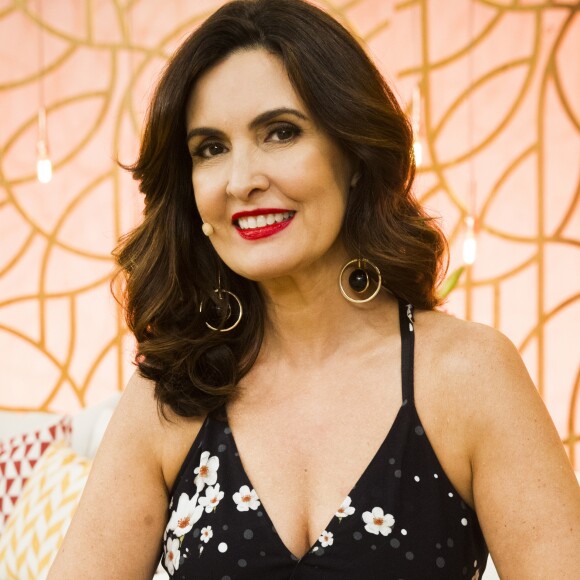 'Eu gosto de vestido mais justinho, que não tenha volume no quadril. Não precisa, né? Vamos valorizar o que tem de bom', contou Fátima Bernardes