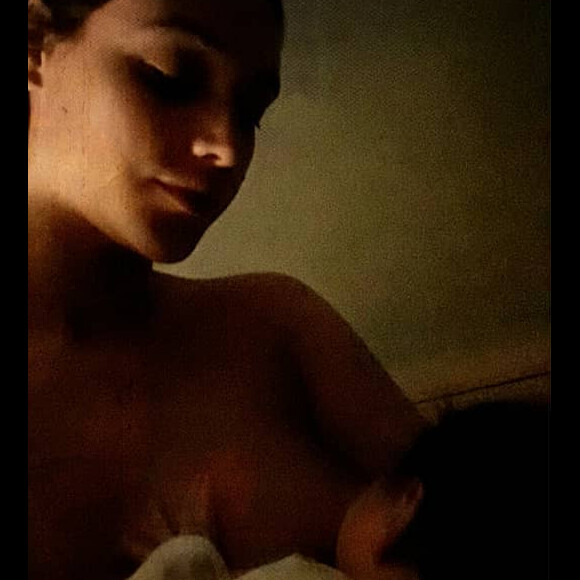 'Que situação. Amamentar dá muita fome, muita, muita fome', disse Débora Nascimento no Instagram Stories