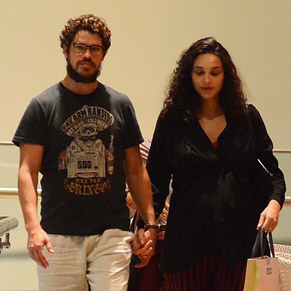 Débora Nascimento e José Loreto apareceram em postagem recente cantando para a filha