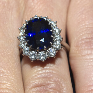O anel de noivado de Kate Middleton tinha uma safira e diversos diamantes