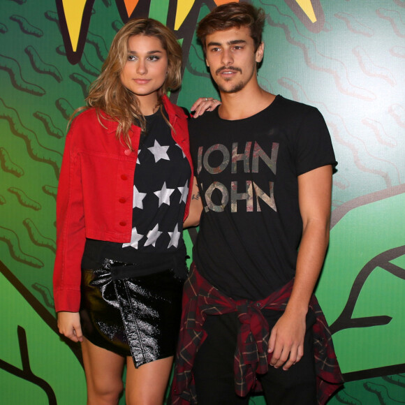 Sasha Menghel e Bruno Montaleone aproveitaram a festa de aniversário de Jennifer Dias com artistas como Juliane Araújo, par romântico do rapaz em 'O Outro Lado do Paraíso'