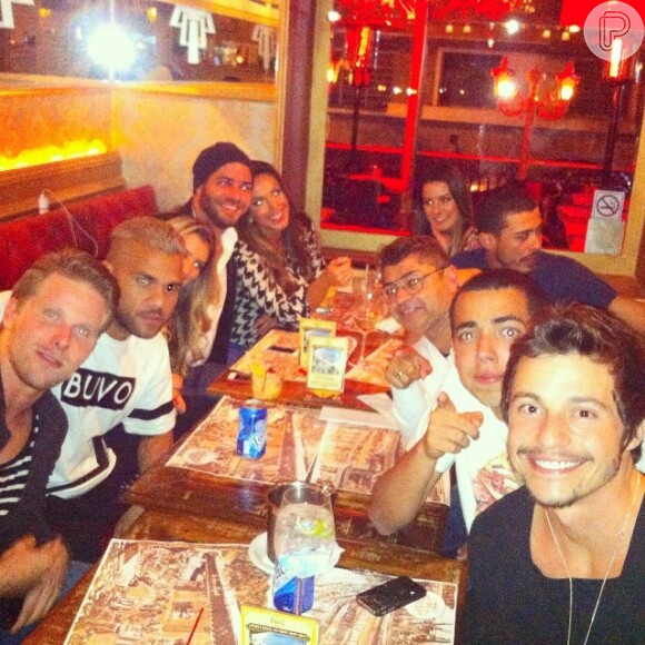 Daniel Alves reuniu amigos no restaurante Paris 6 após a final da Copa do Mundo sem a namorada, Thaissa Carvalho