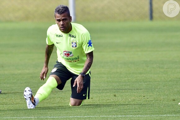 Daniel Alves defendeu a Seleção Brasileira na Copa do Mundo; jogador é lateral do Barcelona, mesmo time em que joga Neymar