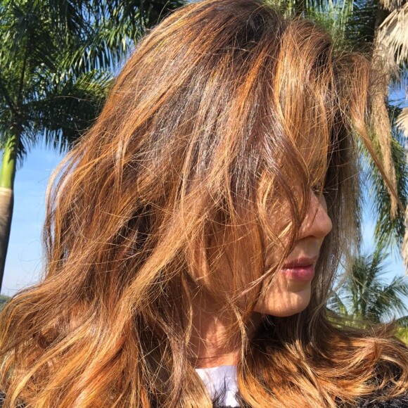 Cantora sertaneja Paula Fernandes descreve seu novo visual como 'mais modernos e iluminados'