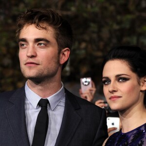 Ex de Robert Pattinson, Kristen Stewart falou que o assédio em cima deles era tanto que o romance acabou virando um produto