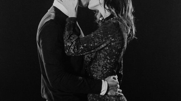 Gabriel Leone beija Carla Salle em campanha de Dia dos Namorados. Veja!