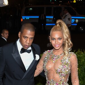 Nos cliques, Beyoncé e Jay-Z aparecem com os filhos Rumi e Sir Carter no colo