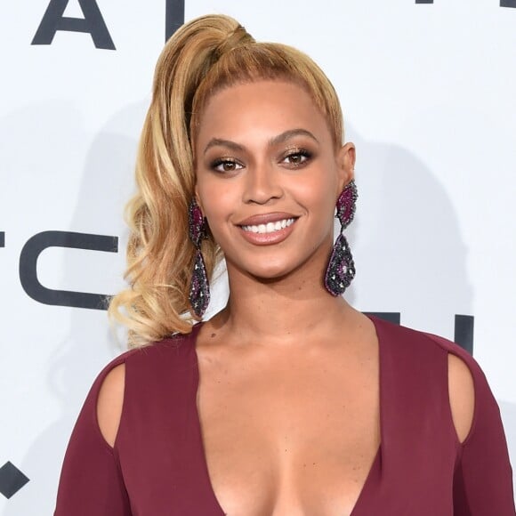 Beyoncé exibe fotos dos gêmeos, Rumi e Sir Carter, em show da nova turnê. Veja!