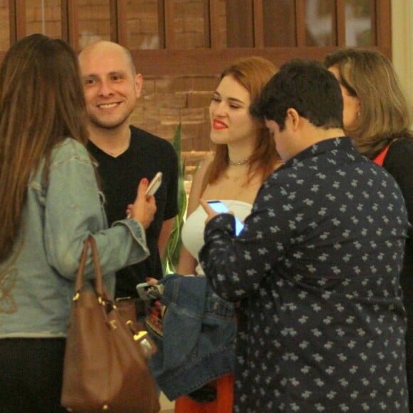 Ex-BBB Ana Clara conversou com fã ao passear em shopping