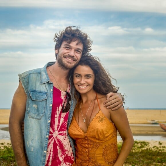 Luzia (Giovanna Antonelli) segue contando como conheceu Beto/Miguel (Emilio Dantas) a Cacau (Fabiula Nascimento) nos próximos capítulos da novela 'Segundo Sol': 'Beto Falcão não morreu, Cacau. Se fingiu de morto e, quando acharam que ele tinha morrido, voltou a vender que nem água, virou ídolo. E ficou nessa mentira até hoje. Naquela época se escondeu em Boiporã com o nome de Miguel, foi quando a gente se conheceu e se apaixonou'