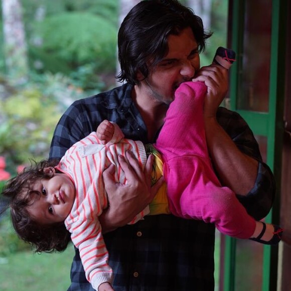 Bruno Gissoni sempre compartilha momentos fofos com a filha, Madalena, no Instagram