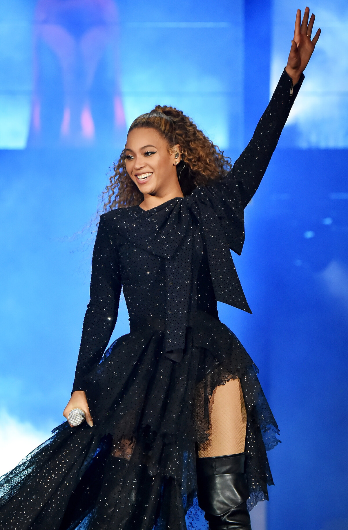 Foto: Beyoncé combinou body brilhoso com laço e saia em camadas ...