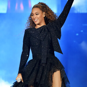 Beyoncé combinou body brilhoso com laço e saia em camadas, formando um vestido, em um dos figurinos do primeiro show da turnê 'On the Run II', no estádio Principality, em Cardiff, no Reino Unido, nesta quarta-feira, 6 de junho de 2018