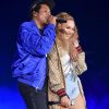 A logomania dominou o look com bomber jacket e botas over the knee Gucci usado por Beyoncé no primeiro show da turnê 'On the Run II', em conjunto com Jay-Z