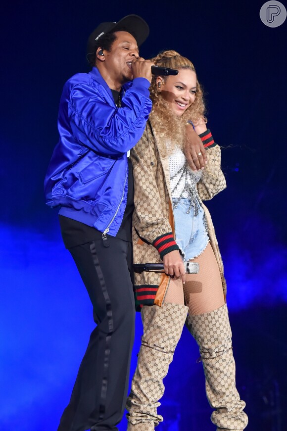 A logomania dominou o look com bomber jacket e botas over the knee Gucci usado por Beyoncé no primeiro show da turnê 'On the Run II', em conjunto com Jay-Z