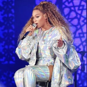 O efeito holográfico também marcou um figurino completo de Beyoncé, composto por botas, body e casaco