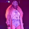 Beyoncé ainda complementou o visual com um poderoso acessório de pedraria e uma máscara telada preta, tipo balaclava, que consagraram o look como o mais impactante da noite