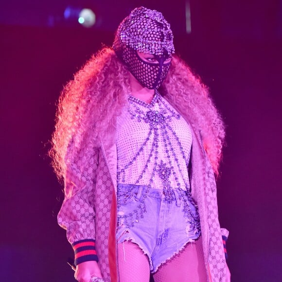 Beyoncé ainda complementou o visual com um poderoso acessório de pedraria e uma máscara telada preta, tipo balaclava, que consagraram o look como o mais impactante da noite