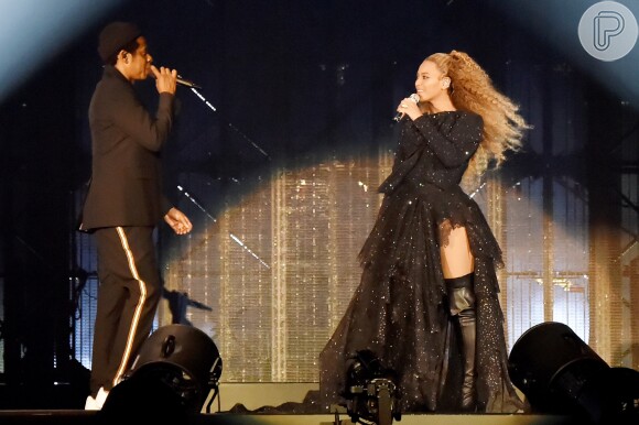 Beyoncé, que está fazendo a turnê em conjunto com o marido, o rapper Jay-Z, finalizou o look brilhoso com botas over the knee