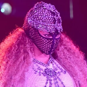 A máscara telada usada por Beyoncé, tipo balaclava, era coberta por cristais na parte superior