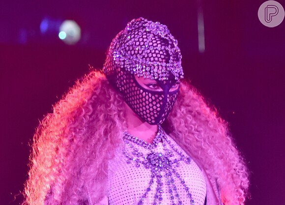 A máscara telada usada por Beyoncé, tipo balaclava, era coberta por cristais na parte superior