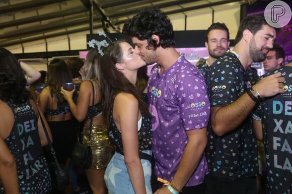 Agatha Moreira e Pedro Lamin foram clicados aos beijos em camarote no último carnaval