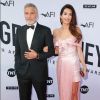 Grande homenageado da 46ª edição do AFI Life Achievement Award, George Clooney cruzou o tapete vermelho do evento com Amal Clooney