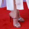 Detalhes das sandálias prateadas usadas por Anna Kendrick na 46ª edição do AFI Life Achievement Award, realizado no Teatro Dolby, na Califórnia, Estados Unidos, nesta quinta-feira, 7 de junho de 2018