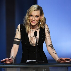 Os desenhos na segunda pele transparente do vestido Yacine Aouadi de Cate Blanchett davam a impressão de que a atriz tinha várias tatuagens pelo corpo