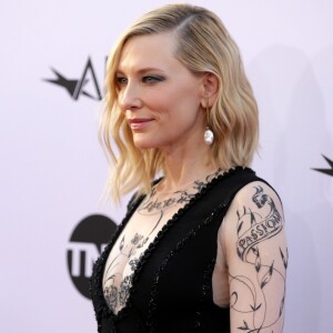 Decotado, o vestido Yacine Aouadi de Cate Blanchett contava com uma espécie de segunda pele transparente com desenhos em preto