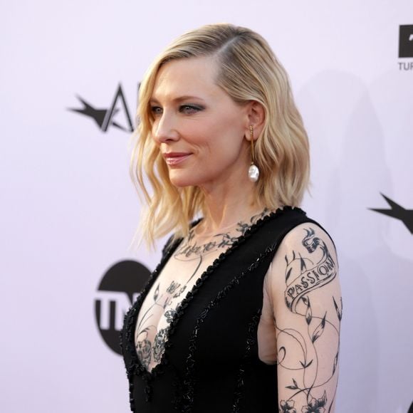 Decotado, o vestido Yacine Aouadi de Cate Blanchett contava com uma espécie de segunda pele transparente com desenhos em preto