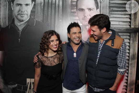 Zezé Di Camargo recebe o ator Nando Rodrigues e a filha Camilla em festa de lançamento de CD em São Paulo com festa