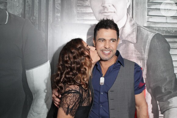Zezé Di Camargo ganha beijo da filha Camilla em noite de lançamento de de CD em São Paulo, na noite desta quarta-feira, 16 de julho de 2014