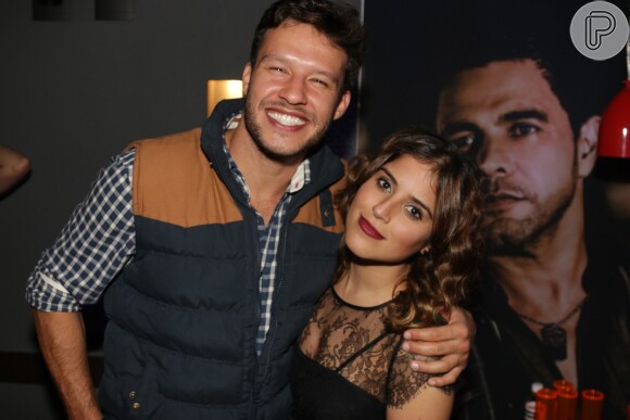 Camilla Camargo reencontra Nando Rodrigues em show de Zezé Di Camargo e Luciano em São Paulo. Atores contracenaram na novela 'Em Família'