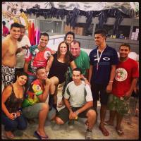 Susana Vieira faz a alegria dos operários do barracão da Grande Rio