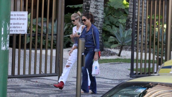Luiza Brunet e Yasmin Brunet passeiam juntas pelas ruas de Ipanema, no Rio